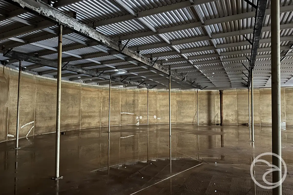 Water tank maintenance service with professional inspection team